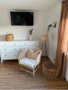 ein Wohnzimmer mit einem Stuhl und einem TV in der Unterkunft Morgensonne in Arnoldshammer