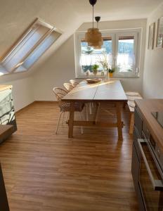 a kitchen and dining room with a table and chairs at Morgensonne in Arnoldshammer