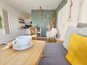 Część wypoczynkowa w obiekcie 107 Paisible et unique avec terrasse sur vue piscine