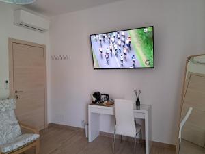 TV a/nebo společenská místnost v ubytování CAMERA DA TATIANA FIERA
