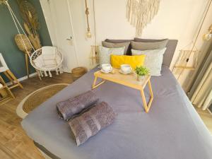 Łóżko lub łóżka w pokoju w obiekcie 107 Paisible et unique avec terrasse sur vue piscine