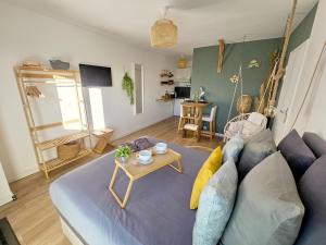 Część wypoczynkowa w obiekcie 107 Paisible et unique avec terrasse sur vue piscine