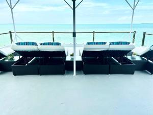 balcone con sedie e vista sull'oceano di Beachfront Cabin a San Pedro