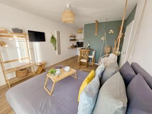 salon z niebieską kanapą i stołem w obiekcie 107 Paisible et unique avec terrasse sur vue piscine w mieście Éguilles