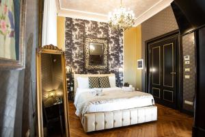 1 dormitorio con cama blanca y espejo en Contessa Arrivabene Antica Dimora, en Roma