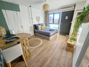 Część wypoczynkowa w obiekcie 107 Paisible et unique avec terrasse sur vue piscine