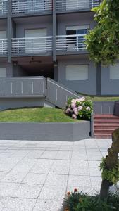 un edificio con una valla y flores delante de él en Costanera Frente al Mar en San Bernardo