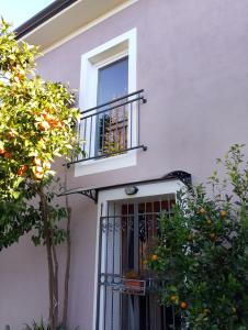 Biały dom z oknem i bramą w obiekcie La tua dimora w mieście Sarzana