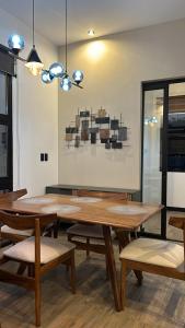 a dining room with wooden tables and benches at Lujoso Apartamento en Zona 10 Ciudad de Guatemala in Guatemala
