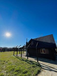 eine Reihe von Stangen vor einem Gebäude in der Unterkunft Family cottage Fairy tale in Banja Luka