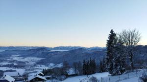 ein Dorf im Schnee mit Bergen im Hintergrund in der Unterkunft Zimmer mit Aussichthochzehn in Himmelberg
