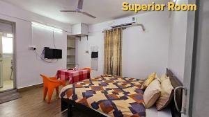 1 dormitorio con 1 cama y 1 mesa en una habitación en Hotel Sagar Darbar, en Daman