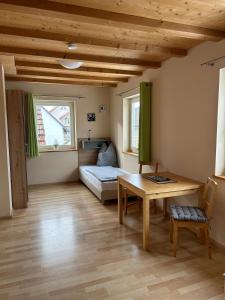 Habitación con cama, escritorio y mesa. en Scheilhof en Hirschbach