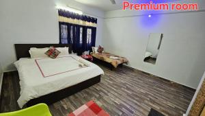 1 dormitorio con cama, silla y espejo en Hotel Sagar Darbar, en Daman