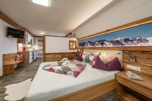 ヒパッハにあるApartment-Schöserのベッドルーム1室(壁に山々を望む白い大型ベッド1台付)