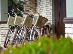 un grupo de bicicletas estacionadas al lado de un edificio en Estalagem Coração Da Mata, en Gramado