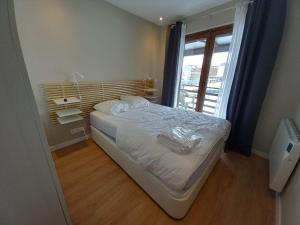 a small bed in a room with a window at Altissim Apartments in Pas de la Casa