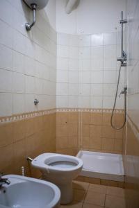a bathroom with a toilet and a bath tub at Temenide in Taranto