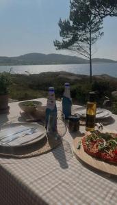 uma mesa com uma pizza e duas garrafas de cerveja em Magical Seaview and close to Preikestolen em Strand
