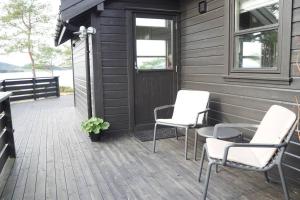- une terrasse couverte avec des chaises, une table et une porte dans l'établissement Magical Seaview and close to Preikestolen, à Strand