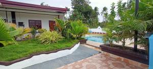 una casa con piscina en un patio en Hiddennest Guest house, en Alcantara