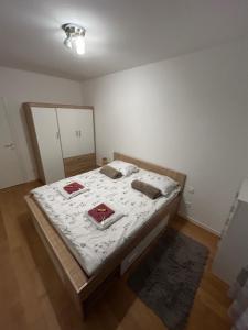 ein Schlafzimmer mit einem Bett mit zwei Kissen darauf in der Unterkunft Apartman ZABOK CENTAR in Zabok