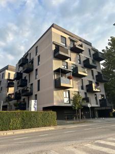 un edificio con balcones al lado de una calle en Apartman ZABOK CENTAR en Zabok