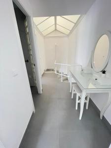 ネルハにあるResidencial los Pinos 3の白いバスルーム(シンク、鏡付)