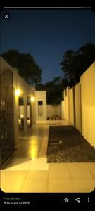 een nachtzicht op een binnenplaats van een gebouw bij COMODO DEPARTAMENTO in Encarnación
