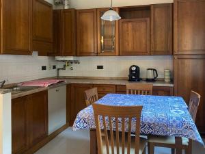 una cucina con tavolo e tovaglia blu di Appartamento Castiglioni a Grandate