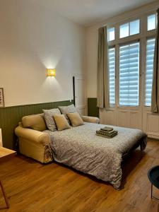 1 dormitorio con cama y ventana grande en Studio hypercentre Niort, en Niort