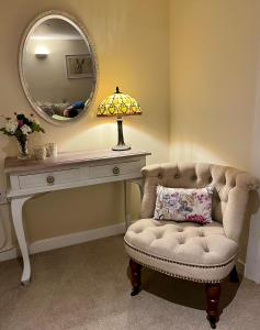 tavolo da trucco con sedia e specchio di WEE SUZIE STAYS - Stunning George St Apartment a Perth