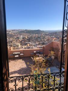 フェズにあるRiad Inaya Fezのバルコニーから市街の景色を望めます。
