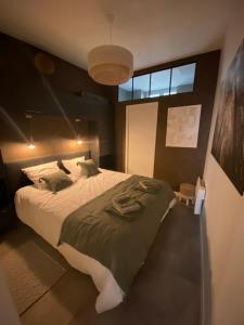 sypialnia z dużym łóżkiem i oknem w obiekcie Bambou - Centre historique - parking Hôtel Dieu w mieście Bourges