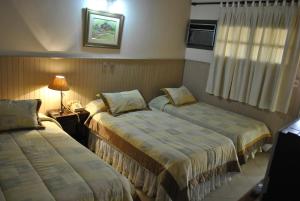 سرير أو أسرّة في غرفة في Hotel Santo Domingo