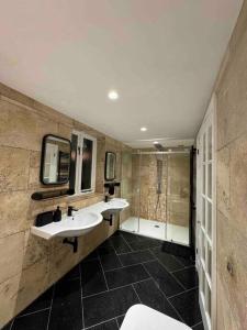 La salle de bains est pourvue de 2 lavabos et d'une douche. dans l'établissement Norwich city centre, Norfolk, free car parking., à Norwich