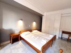 - une chambre avec un grand lit dans l'établissement Politis Sudios, à Batsi