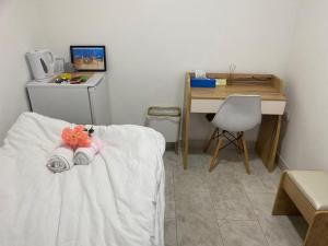 Zimmer mit einem Bett, einem Schreibtisch und einem Computer in der Unterkunft Airstaybnb in Manchester