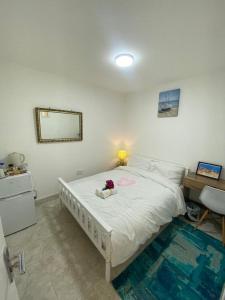 Airstaybnb في مانشستر: غرفة نوم مع سرير مع دمية دب عليها