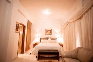 سرير أو أسرّة في غرفة في Hotel Santo Domingo