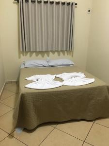 Un pat sau paturi într-o cameră la Hotel 5 minutos da Agrishow