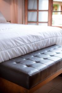 سرير أو أسرّة في غرفة في Hotel Santo Domingo