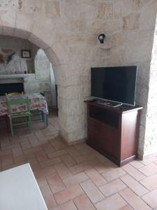 TV at/o entertainment center sa Trullo La Petrosa