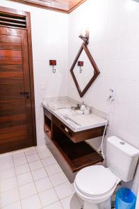 ein Badezimmer mit Toilette und Waschbecken in der Unterkunft Casa coração serra Guaramiranga in Guaramiranga