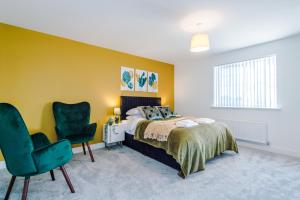 um quarto com uma cama e 2 cadeiras em Stays Lilies House em Chester
