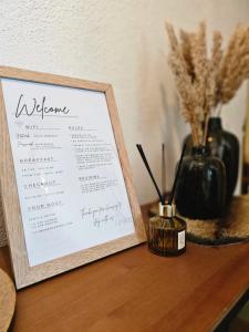 een foto van een menu op een tafel met een vaas bij Haus Marinus in Jerzens