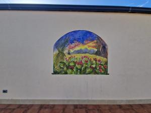 une peinture d'une fenêtre avec des fleurs sur un mur dans l'établissement Private villa relax 2 &spa, à Borgetto