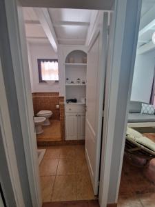 La salle de bains est pourvue de toilettes et d'un lavabo. dans l'établissement Private villa relax 2 &spa, à Borgetto