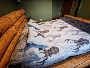 Una cama con una manta encima. en Mountain View No12, en Aviemore