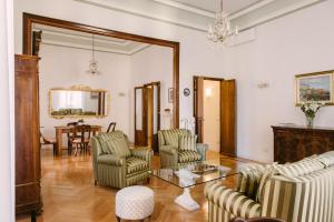 sala de estar con 2 sillas y mesa en Appartamento Roma Vaticano "A Casa di Caterina", en Roma